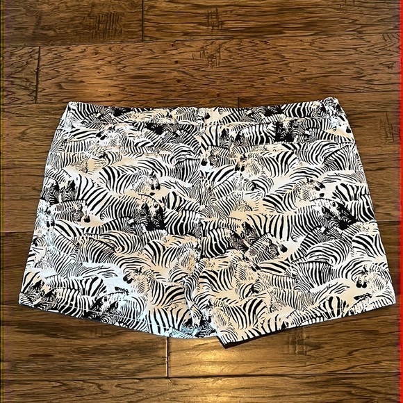 Liz Claiborne Zebra Print Shorts Size 16 - Picture 2 of 16